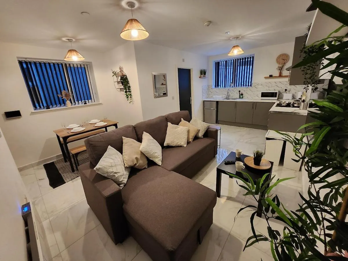 Supervalue Suite 5 - Fast Wifi, Hotel Linen, Keyless Entry, City Only 10 Mins - By Property Promise Cardiff 0*,