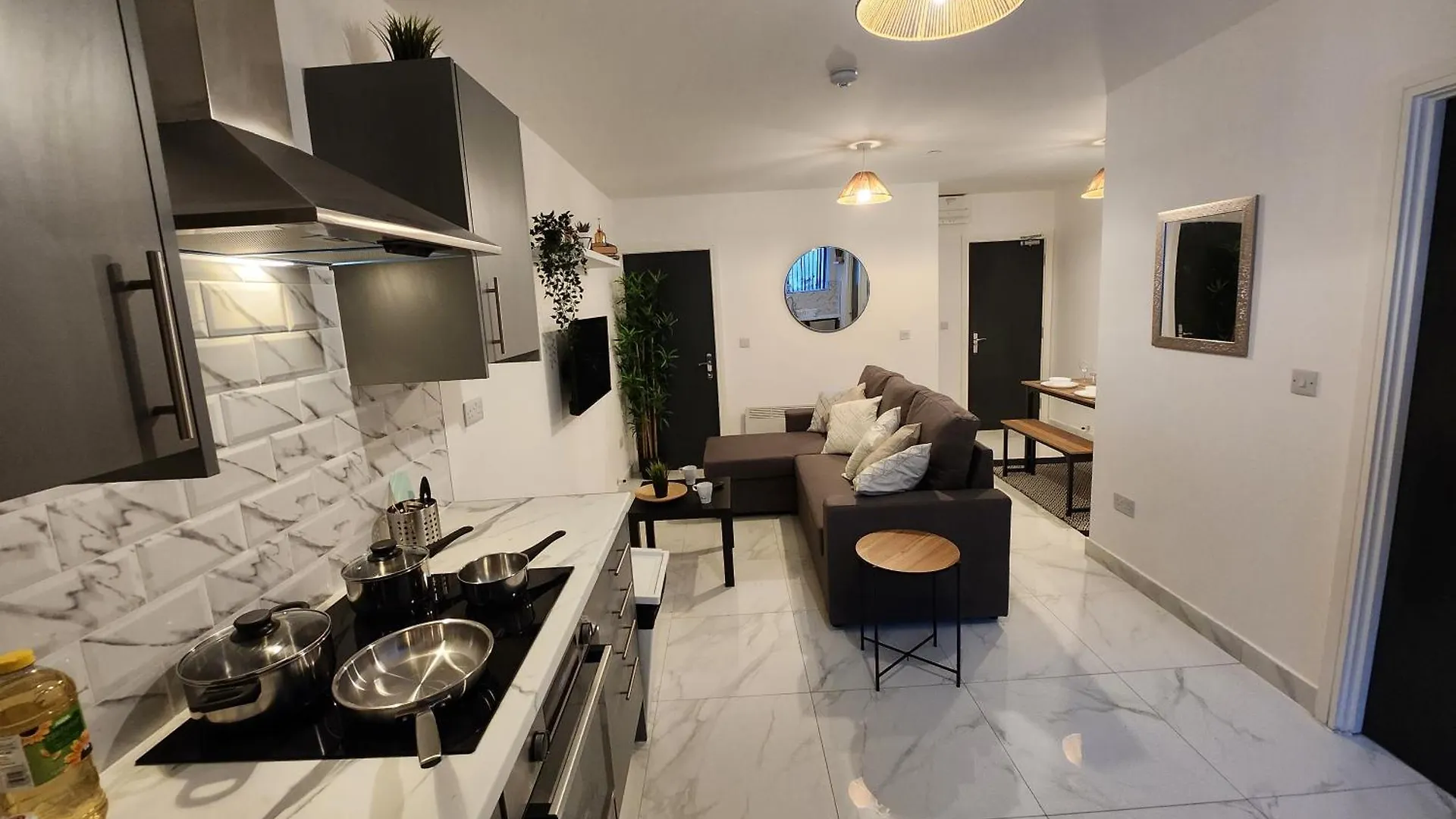 Supervalue Suite 5 - Fast Wifi, Hotel Linen, Keyless Entry, City Only 10 Mins - By Property Promise Cardiff 0*,  United Kingdom