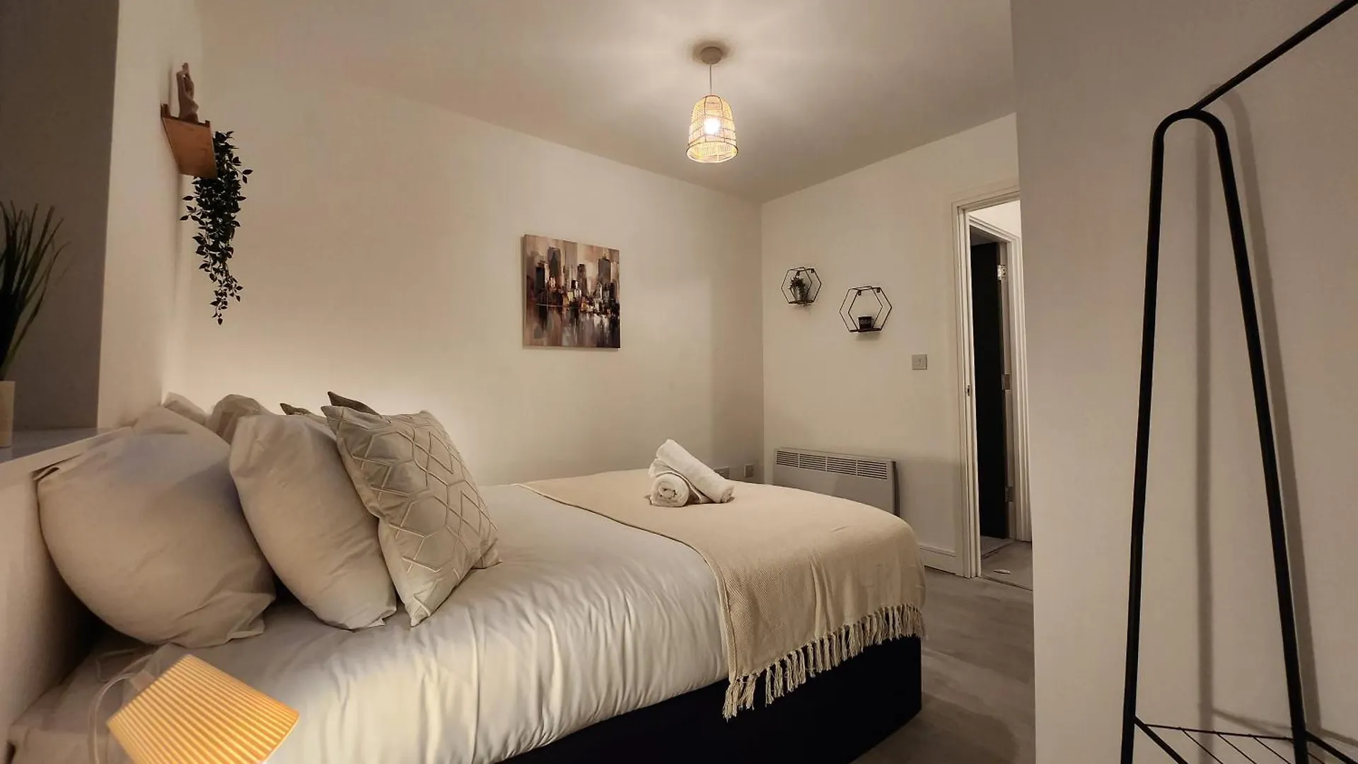 Supervalue Suite 5 - Fast Wifi, Hotel Linen, Keyless Entry, City Only 10 Mins - By Property Promise Cardiff