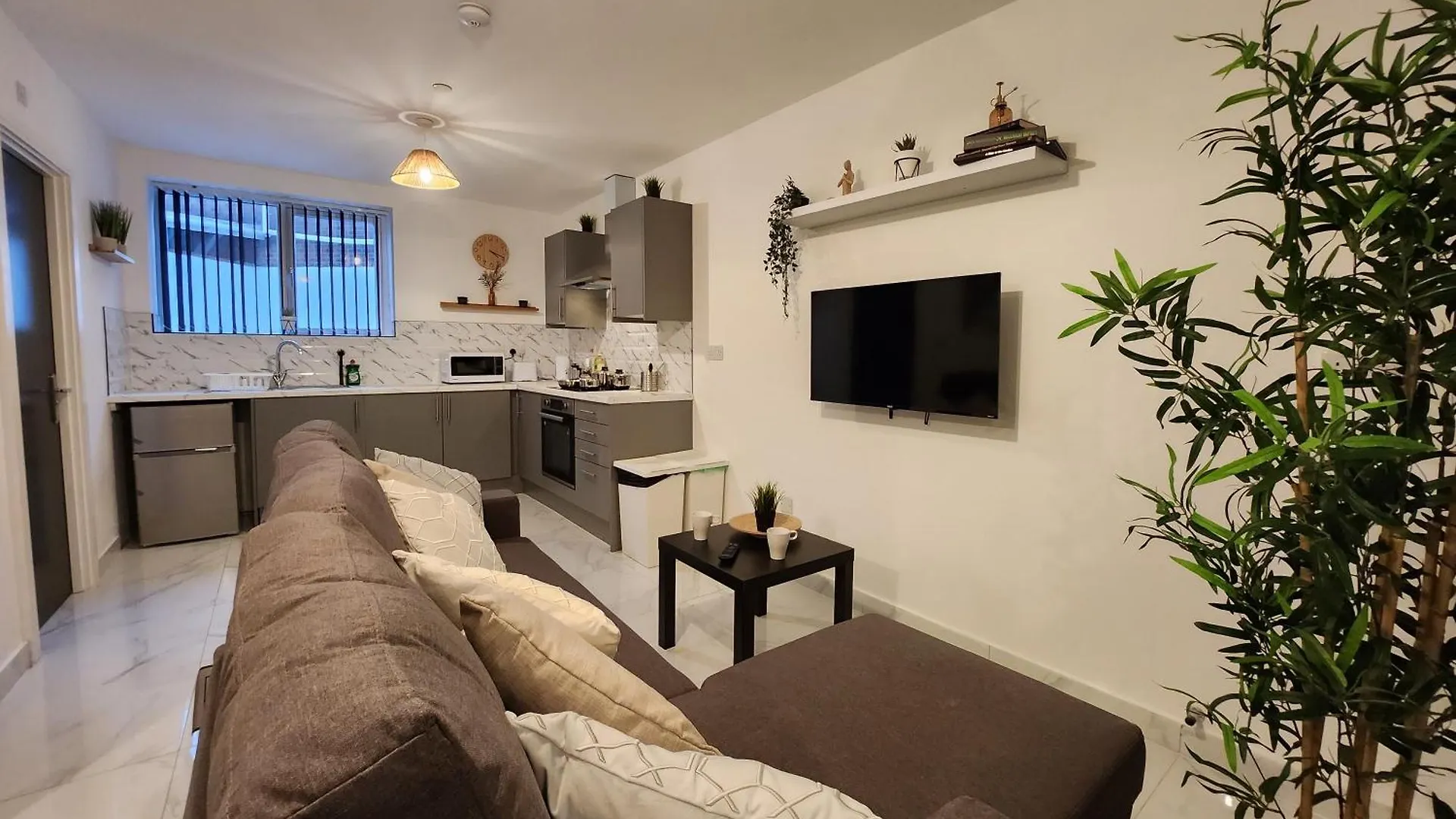 Apartment Supervalue Suite 5 - Fast Wifi, Hotel Linen, Keyless Entry, City Only 10 Mins - By Property Promise Cardiff