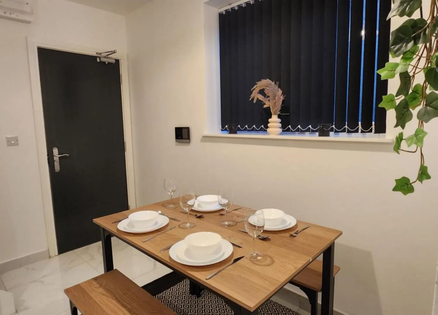 Supervalue Suite 5 - Fast Wifi, Hotel Linen, Keyless Entry, City Only 10 Mins - By Property Promise Cardiff