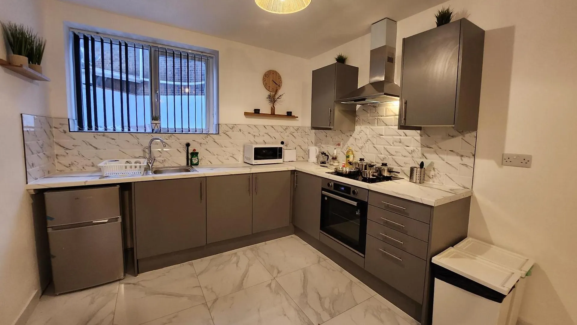 Supervalue Suite 5 - Fast Wifi, Hotel Linen, Keyless Entry, City Only 10 Mins - By Property Promise Cardiff Apartment