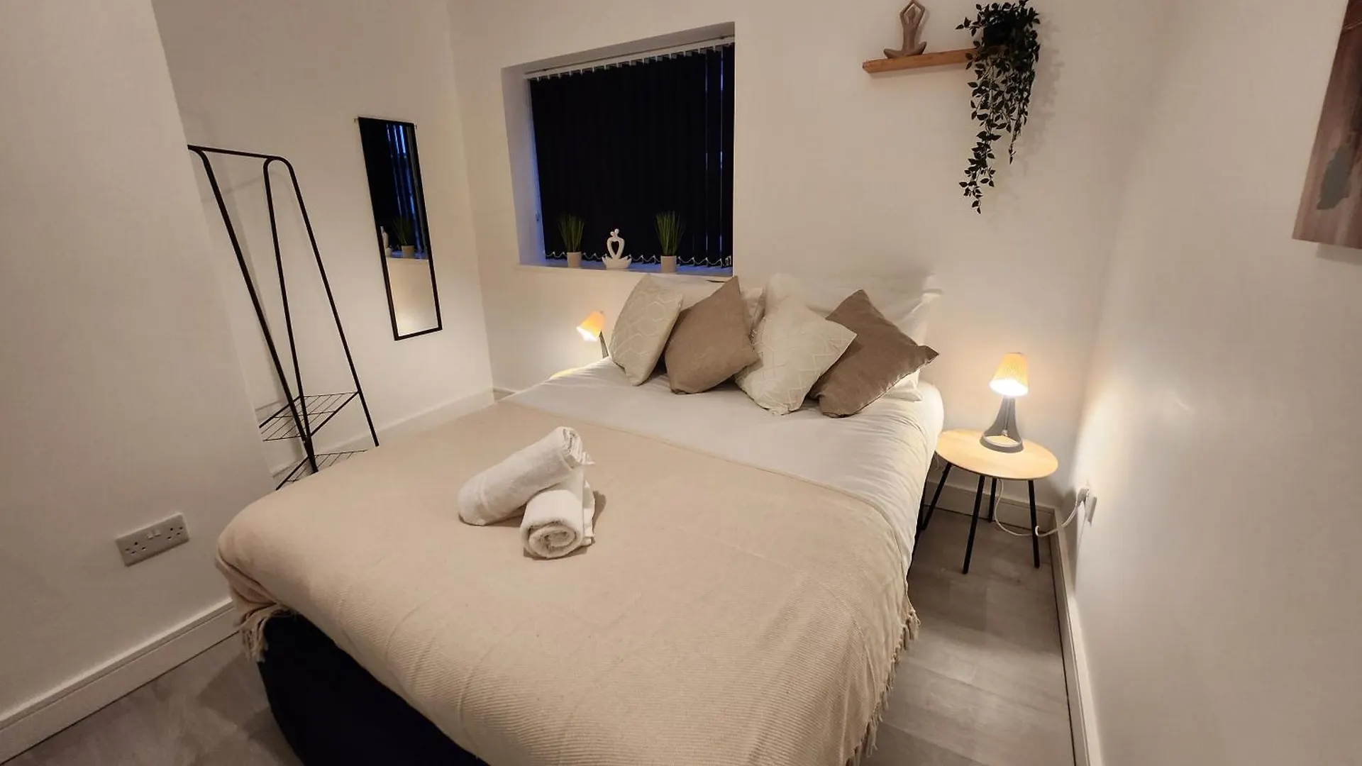 Supervalue Suite 5 - Fast Wifi, Hotel Linen, Keyless Entry, City Only 10 Mins - By Property Promise Cardiff Apartment