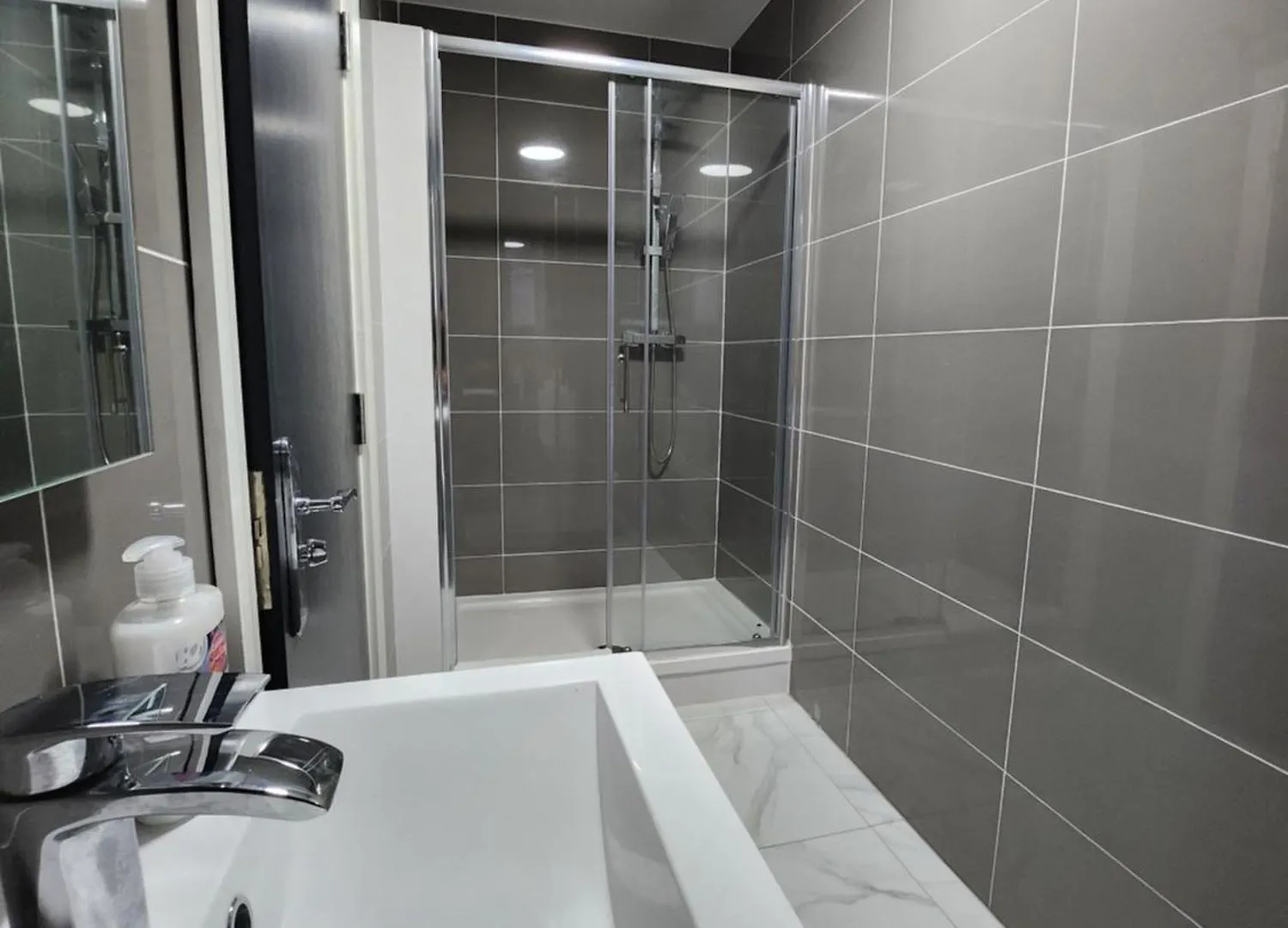 Supervalue Suite 5 - Fast Wifi, Hotel Linen, Keyless Entry, City Only 10 Mins - By Property Promise Κάρντιφ 0*,